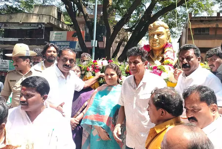 Doddaballapura : डॉ. राज की कांस्य प्रतिमा का अनावरण, शिवन्ना ने किया प्रशंसकों का मनोरंजन Doddaballapura : डॉ. राज की कांस्य प्रतिमा का अनावरण, शिवन्ना ने किया प्रशंसकों का मनोरंजन