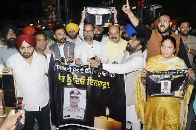 दलित IPS अधिकारी की आत्महत्या के विरोध में आप मंत्री कैंडल मार्च में शामिल हुए दलित IPS अधिकारी की आत्महत्या के विरोध में आप मंत्री कैंडल मार्च में शामिल हुए