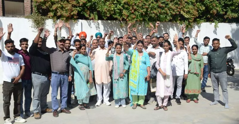 Haryana पंचायत कंप्यूटर ऑपरेटरों ने बकाया वेतन की मांग की Haryana पंचायत कंप्यूटर ऑपरेटरों ने बकाया वेतन की मांग की