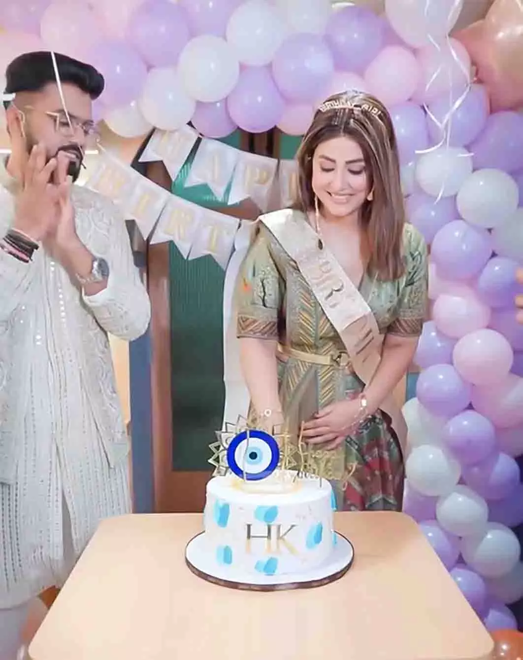 Hina Khan को पति रॉकी जायसवाल ने सेट पर खास अंदाज में मनाया जन्मदिन Hina Khan को पति रॉकी जायसवाल ने सेट पर खास अंदाज में मनाया जन्मदिन