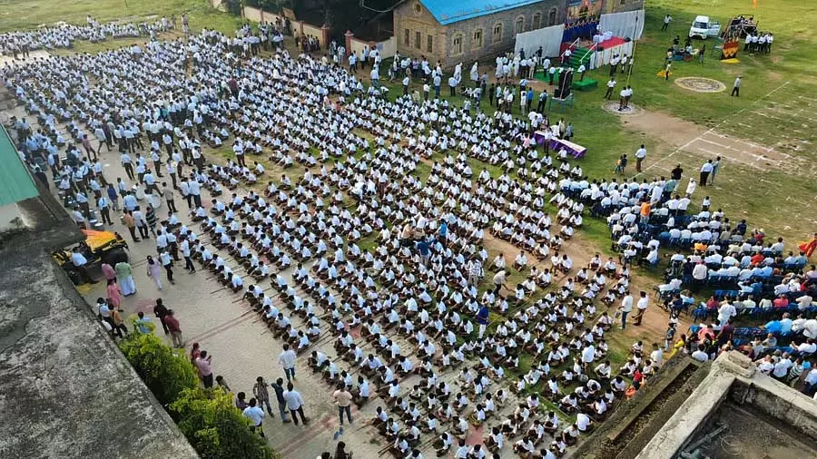 Gadag : गणेश नर्तकों की आकर्षक शोभायात्रा Gadag : गणेश नर्तकों की आकर्षक शोभायात्रा