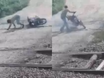 Noida: बाइक फंसी रेलवे ट्रैक पर, निकालने के प्रयास में हुआ दर्दनाक हादसा Noida: बाइक फंसी रेलवे ट्रैक पर, निकालने के प्रयास में हुआ दर्दनाक हादसा