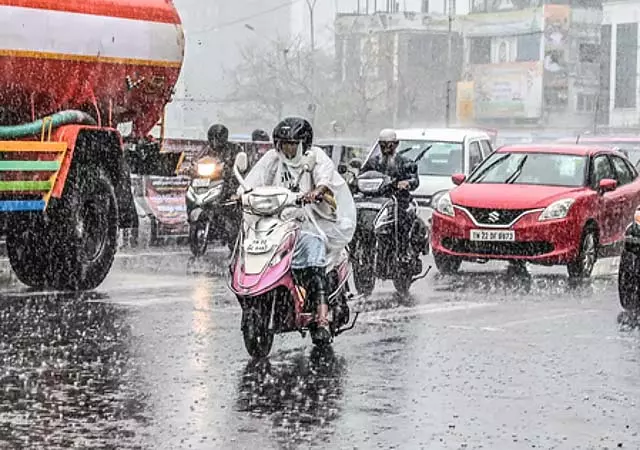 Tamil Nadu: आज 16 जिलों में और कल 4 जिलों में भारी बारिश Tamil Nadu: आज 16 जिलों में और कल 4 जिलों में भारी बारिश