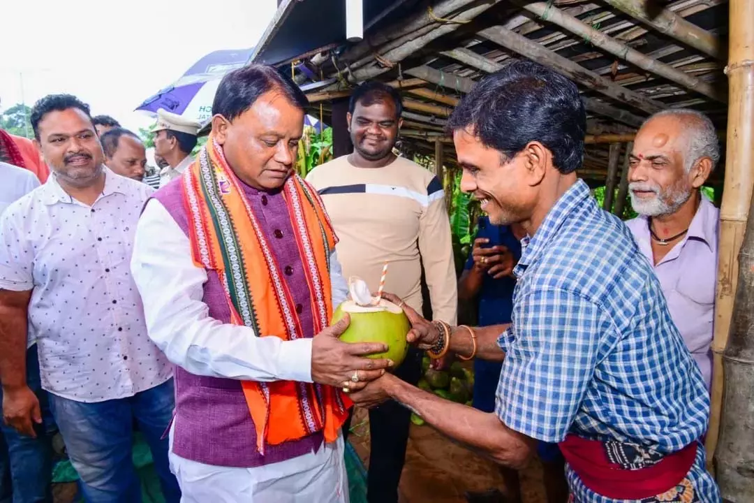 पुरी दौरे के दौरान CM ने नारियल का स्वाद लिया, विक्रेता से बातचीत की पुरी दौरे के दौरान CM ने नारियल का स्वाद लिया, विक्रेता से बातचीत की