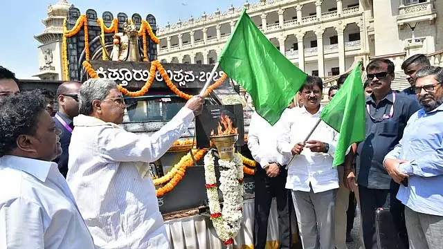 Karnataka ; मुख्यमंत्री सिद्धारमैया ने कित्तूर महोत्सव की मशाल जलाई Karnataka ; मुख्यमंत्री सिद्धारमैया ने कित्तूर महोत्सव की मशाल जलाई