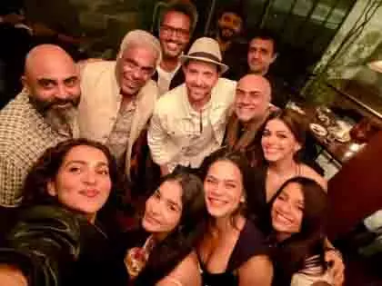 स्टॉर्म की टीम संग Hrithik Roshan ने मनाया जश्न, तस्वीरें हुईं वायरल स्टॉर्म की टीम संग Hrithik Roshan ने मनाया जश्न, तस्वीरें हुईं वायरल