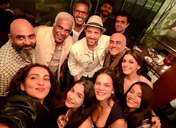 ऋतिक रोशन ने Storm के कलाकारों के साथ सितारों से सजी पार्टी में हिस्सा लिया ऋतिक रोशन ने Storm के कलाकारों के साथ सितारों से सजी पार्टी में हिस्सा लिया