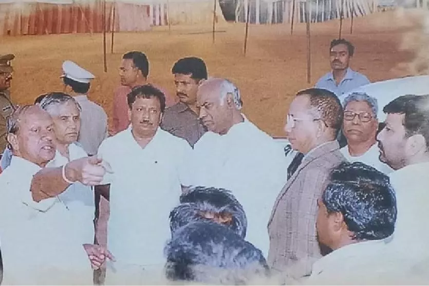 Bengaluru: मल्लिकार्जुन खड़गे RSS कार्यक्रम में, प्रियांक ने बयान का बचाव किया Bengaluru: मल्लिकार्जुन खड़गे RSS कार्यक्रम में, प्रियांक ने बयान का बचाव किया