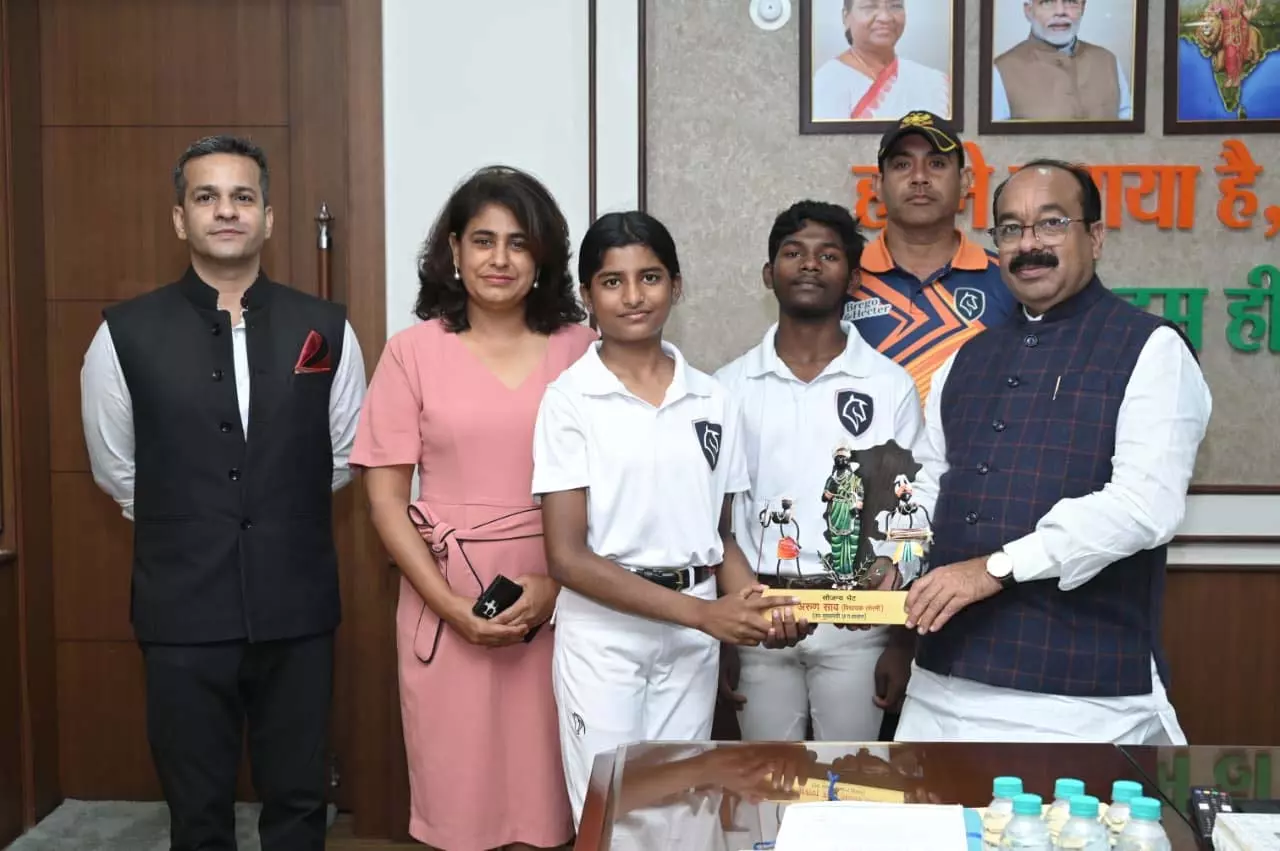 युवा घुड़सवार जितेंद्र वेक और वेदिका शरण ने डिप्टी सीएम अरुण साव से भेंट की युवा घुड़सवार जितेंद्र वेक और वेदिका शरण ने डिप्टी सीएम अरुण साव से भेंट की