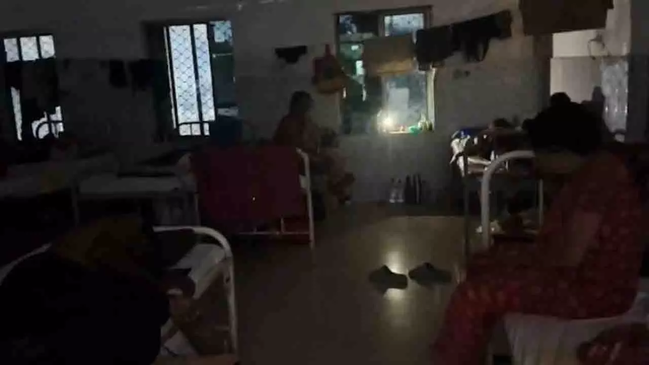 गोपबंधु आयुर्वेदिक मेडिकल कॉलेज में बिजली गुल, बिना लाइट के मरीजों का इलाज गोपबंधु आयुर्वेदिक मेडिकल कॉलेज में बिजली गुल, बिना लाइट के मरीजों का इलाज