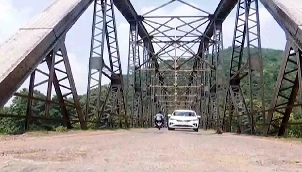 Odisha: सदियों पुराना पुल अब खतरे की घंटी, आवाजाही बनी जोखिम भरी Odisha: सदियों पुराना पुल अब खतरे की घंटी, आवाजाही बनी जोखिम भरी