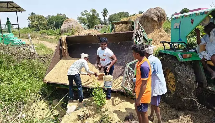 Karnataka : जर्जर सड़क पर चल रही एक ट्रैक्टर-ट्रॉली अचानक फंस गई Karnataka : जर्जर सड़क पर चल रही एक ट्रैक्टर-ट्रॉली अचानक फंस गई