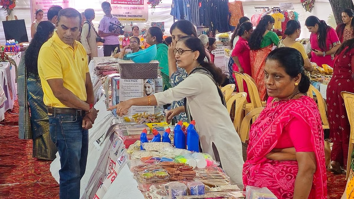 महिला स्वयं सहायता समूहों द्वारा बनाए गए उत्पादों को प्रदर्शित करने के लिए दिवाली बचत बाजार का आयोजन किया महिला स्वयं सहायता समूहों द्वारा बनाए गए उत्पादों को प्रदर्शित करने के लिए दिवाली बचत बाजार का आयोजन किया