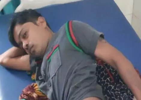 कूल्हे में घुसा शराब बोतल का कांच, पीड़ित युवक ने थाना प्रभारी पर लगाया गंभीर आरोप कूल्हे में घुसा शराब बोतल का कांच, पीड़ित युवक ने थाना प्रभारी पर लगाया गंभीर आरोप