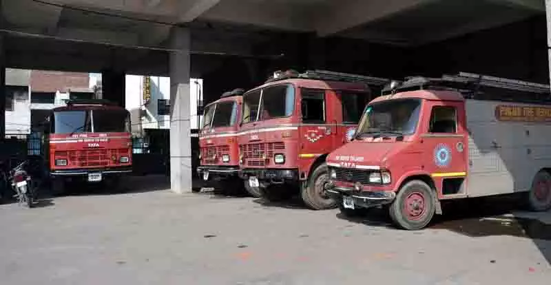 Ludhiana: दिवाली की तैयारी, किसी भी आपात स्थिति से निपटने के लिए 10 अग्निशमन केंद्र सक्रिय रहेंगे Ludhiana: दिवाली की तैयारी, किसी भी आपात स्थिति से निपटने के लिए 10 अग्निशमन केंद्र सक्रिय रहेंगे