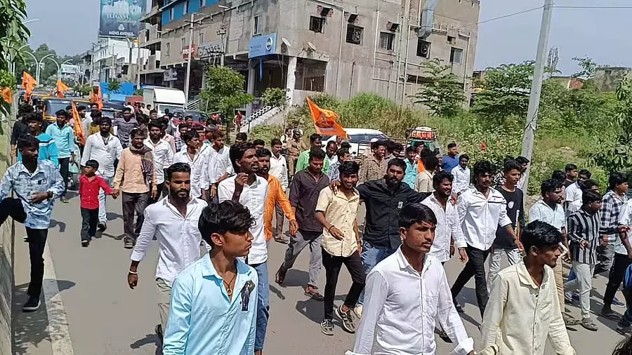 Kalaburagi : चौधरी प्रतिमा तोड़े जाने की निंदा में कोली समुदाय सड़कों पर उतरा Kalaburagi : चौधरी प्रतिमा तोड़े जाने की निंदा में कोली समुदाय सड़कों पर उतरा