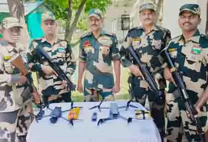 BSF ने सीमा पार तस्करी की कोशिश नाकाम की, पांच ड्रोन और पिस्तौल बरामद BSF ने सीमा पार तस्करी की कोशिश नाकाम की, पांच ड्रोन और पिस्तौल बरामद