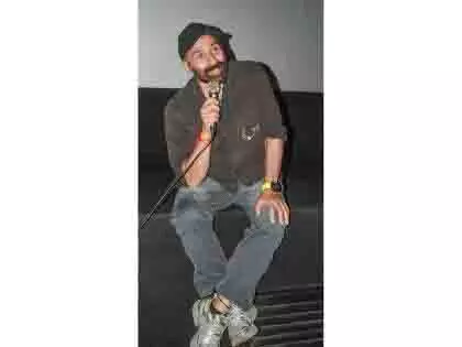चाय प्रेमी Sunny Deol ने सेट से अपने स्नैक-टाइम वीडियो से जीता दिल चाय प्रेमी Sunny Deol ने सेट से अपने स्नैक-टाइम वीडियो से जीता दिल