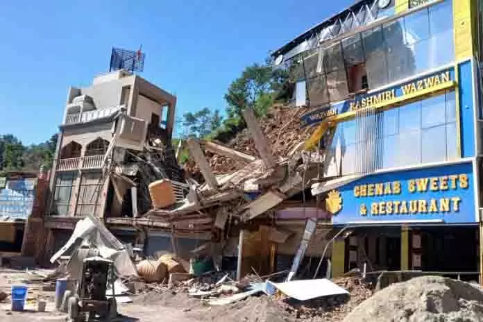 UDHAMPUR: भूस्खलन में होटल और रेस्तरां सहित छह व्यावसायिक इमारतें क्षतिग्रस्त UDHAMPUR: भूस्खलन में होटल और रेस्तरां सहित छह व्यावसायिक इमारतें क्षतिग्रस्त