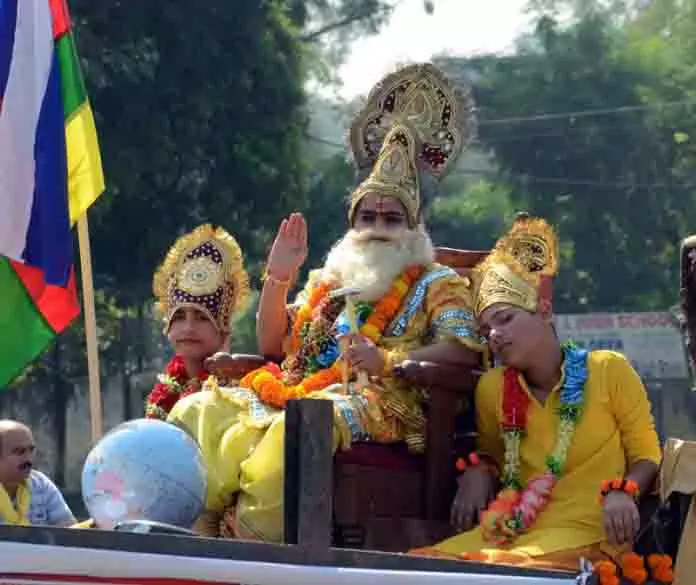 JAMMU: भगवान विश्वकर्मा की भव्य शोभा यात्रा निकाली गई JAMMU: भगवान विश्वकर्मा की भव्य शोभा यात्रा निकाली गई