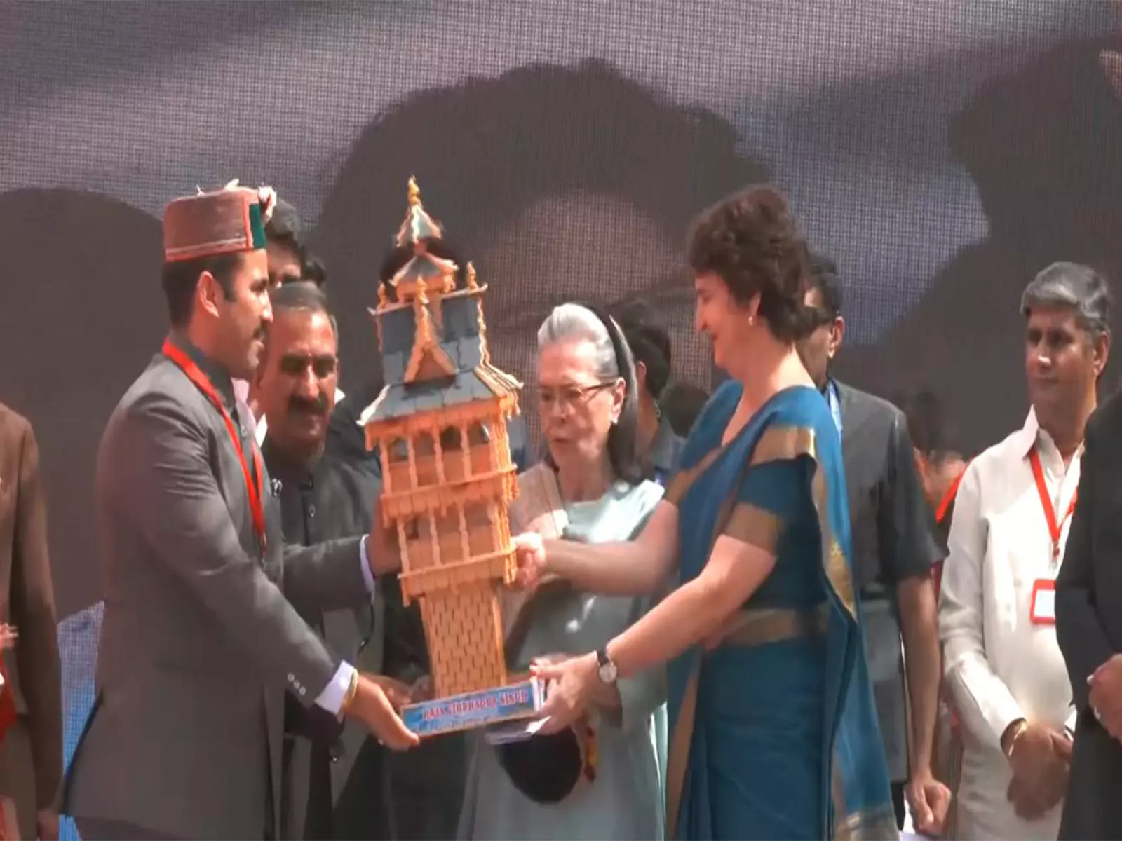 कांग्रेस नेता सोनिया गांधी ने Shimla में पूर्व सीएम वीरभद्र सिंह की प्रतिमा का किया अनावरण कांग्रेस नेता सोनिया गांधी ने Shimla में पूर्व सीएम वीरभद्र सिंह की प्रतिमा का किया अनावरण