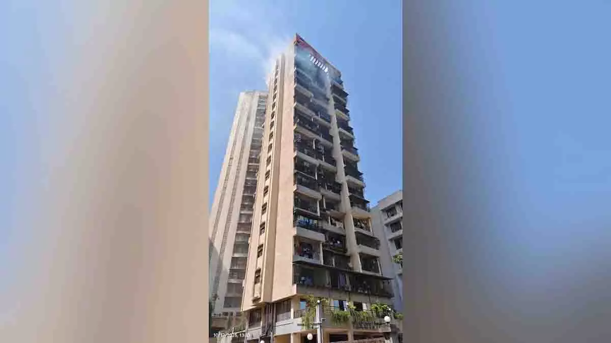 Kharghar की ऊंची इमारत में बिजली के डक्ट में शॉर्ट सर्किट से आग लग गई Kharghar की ऊंची इमारत में बिजली के डक्ट में शॉर्ट सर्किट से आग लग गई