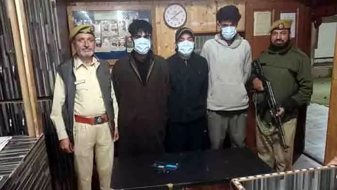 SRINAGAR: जोड़ों और पर्यटकों को परेशान करने के आरोप में गिरोह के 20 सदस्यों पर मामला दर्ज SRINAGAR: जोड़ों और पर्यटकों को परेशान करने के आरोप में गिरोह के 20 सदस्यों पर मामला दर्ज