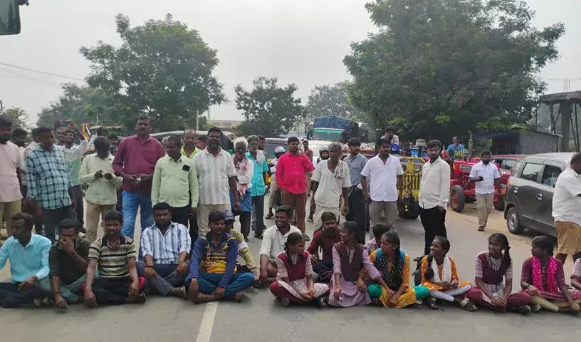 Telangana: मेडक में बेहतर आरटीसी बस सेवाओं के लिए छात्रों का विरोध प्रदर्शन Telangana: मेडक में बेहतर आरटीसी बस सेवाओं के लिए छात्रों का विरोध प्रदर्शन