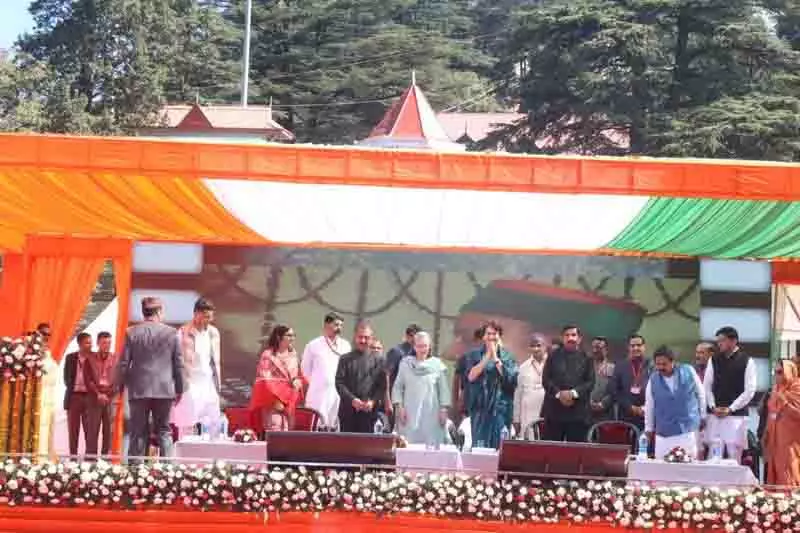 सोनिया गांधी ने Singh में वीरभद्र सिंह की प्रतिमा का अनावरण किया सोनिया गांधी ने Singh में वीरभद्र सिंह की प्रतिमा का अनावरण किया