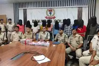 Jharkhand में प्रिंस खान गिरोह के 12 सदस्य गिरफ्तार, हथियार और नकदी जब्त Jharkhand में प्रिंस खान गिरोह के 12 सदस्य गिरफ्तार, हथियार और नकदी जब्त