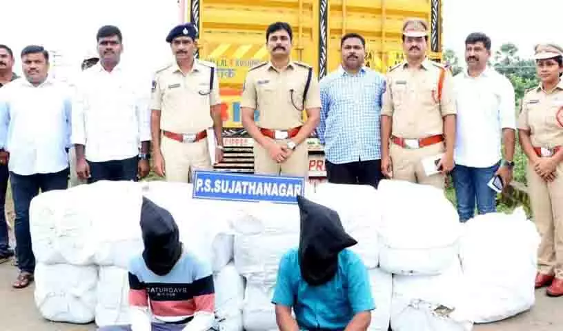 Kothagudem में 2.5 करोड़ रुपये का गांजा जब्त, दो गिरफ्तार Kothagudem में 2.5 करोड़ रुपये का गांजा जब्त, दो गिरफ्तार