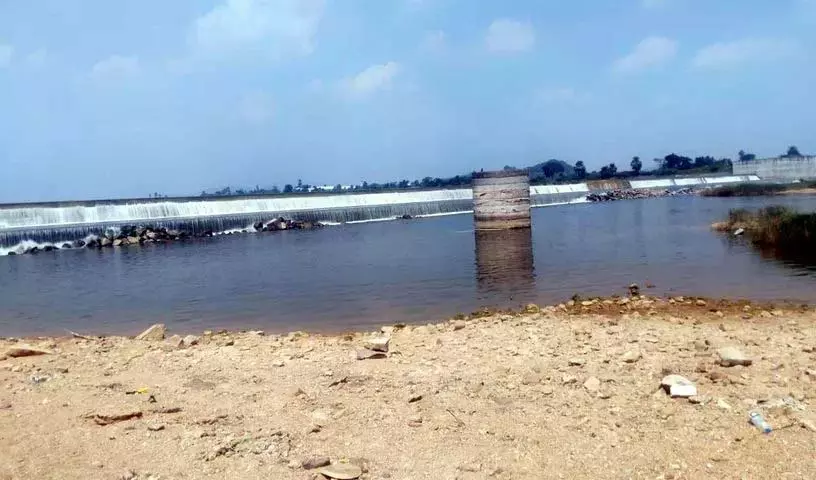 Sircilla में चेकडैम दावतों का अड्डा बन गए हैं.. निगरानी में चूक के कारण लगातार दुर्घटनाएं Sircilla में चेकडैम दावतों का अड्डा बन गए हैं.. निगरानी में चूक के कारण लगातार दुर्घटनाएं