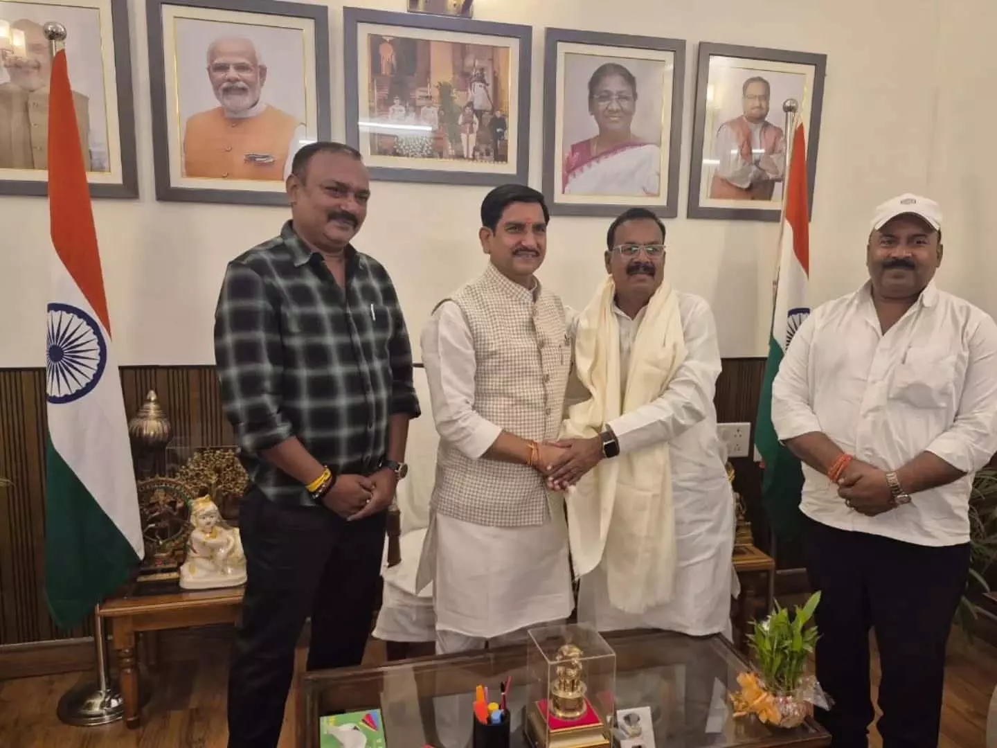 झारखंड विधायक जनार्दन पासवान ने केंद्रीय राज्यमंत्री तोखन साहू से की सौजन्य भेंट झारखंड विधायक जनार्दन पासवान ने केंद्रीय राज्यमंत्री तोखन साहू से की सौजन्य भेंट