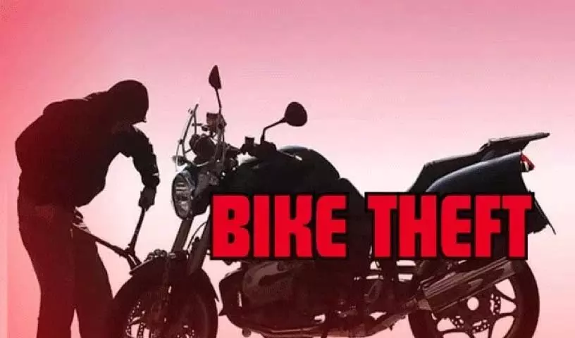दुकान के सामने खड़ी मोटरसाइकिल गायब दुकान के सामने खड़ी मोटरसाइकिल गायब
