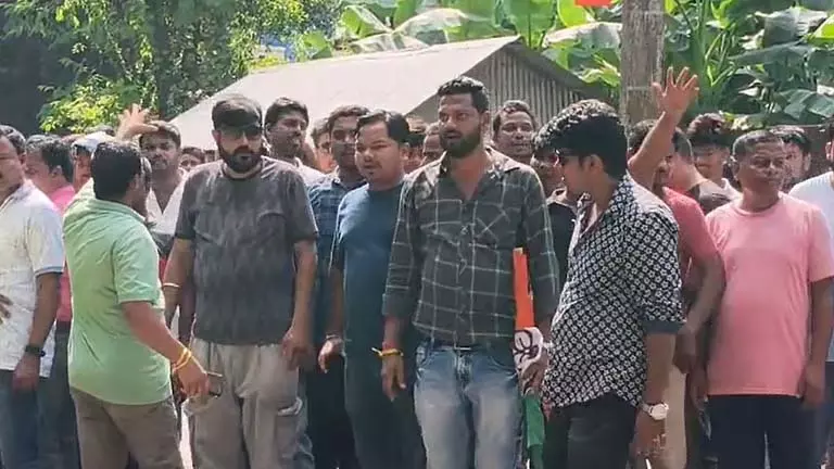 Tufanganj में भाजपा विधायक को घेरकर लगाए गए वापस जाओ के नारे Tufanganj में भाजपा विधायक को घेरकर लगाए गए वापस जाओ के नारे