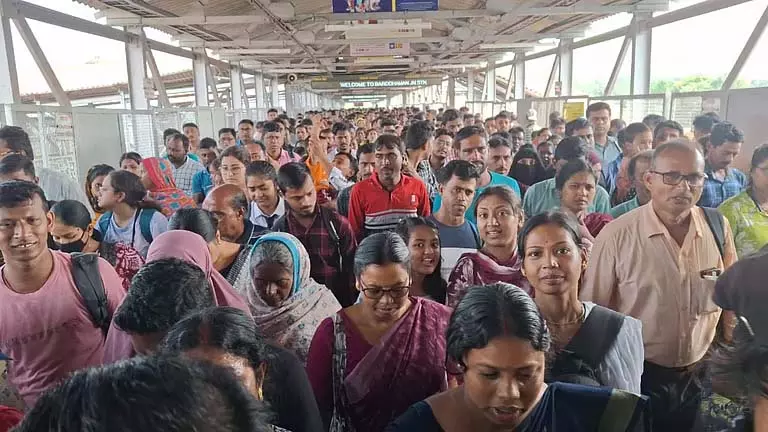 Burdwan स्टेशन पर भगदड़ क्यों मची? गुस्साए यात्री क्या कह रहे हैं? Burdwan स्टेशन पर भगदड़ क्यों मची? गुस्साए यात्री क्या कह रहे हैं?