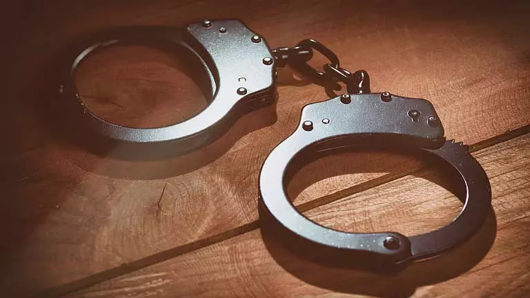 पूजा के दौरान उपनगरों में कई जगहों पर चोरी, पुलिस ने 4 को गिरफ्तार किया पूजा के दौरान उपनगरों में कई जगहों पर चोरी, पुलिस ने 4 को गिरफ्तार किया