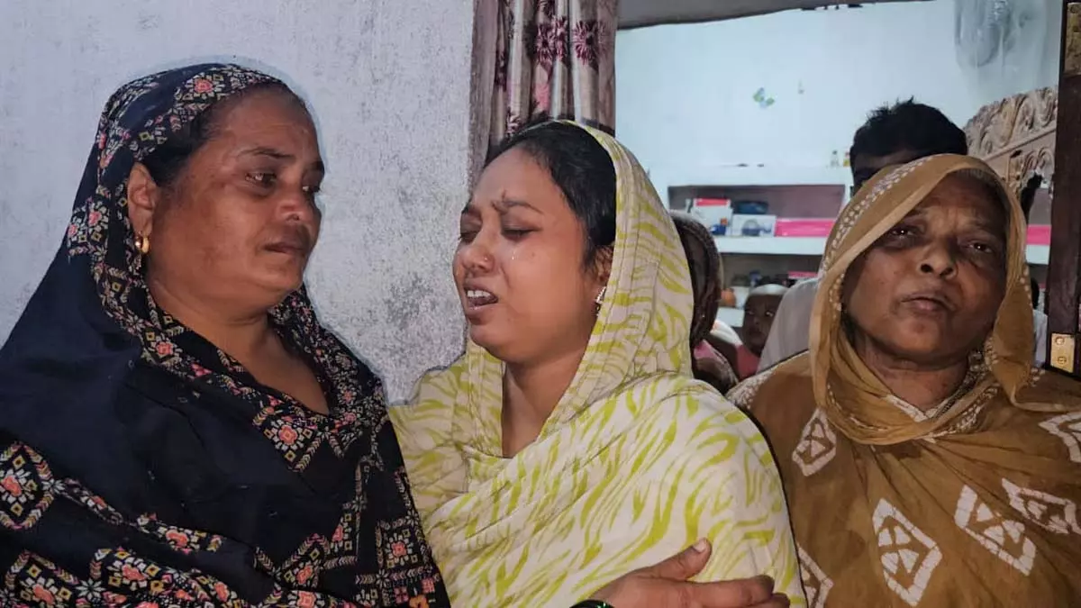 Online गेम में पत्नी और बेटे को गंवाने वाले कर्ज से परेशान युवक ने की आत्महत्या Online गेम में पत्नी और बेटे को गंवाने वाले कर्ज से परेशान युवक ने की आत्महत्या