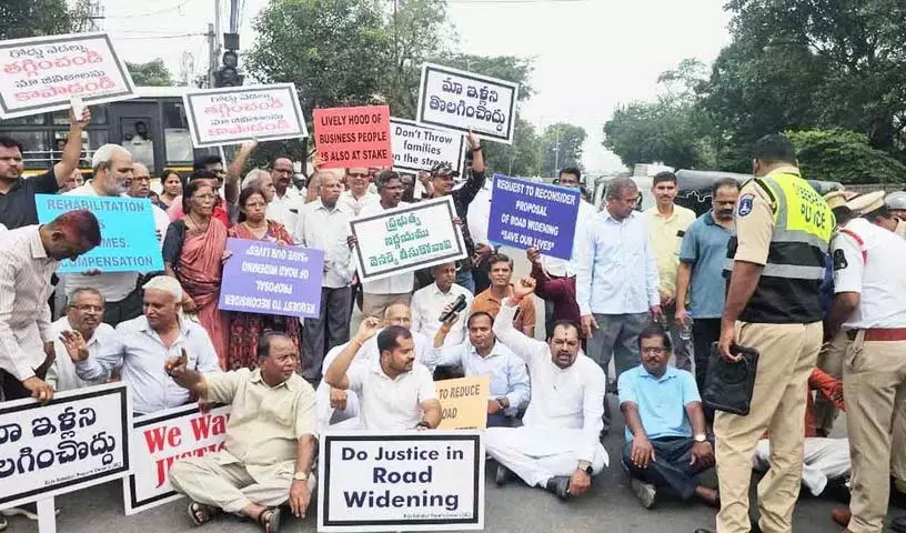 सिकंदराबाद छावनी में सड़क चौड़ीकरण के विरोध में 200 से अधिक संपत्ति मालिकों ने किया जोरदार प्रदर्शन सिकंदराबाद छावनी में सड़क चौड़ीकरण के विरोध में 200 से अधिक संपत्ति मालिकों ने किया जोरदार प्रदर्शन