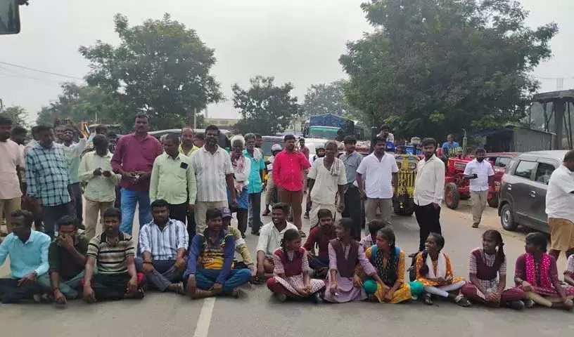 अंबाजिपेट में छात्रों और अभिभावकों का आरटीसी बस सेवा सुधार के लिए जोरदार प्रदर्शन, यातायात प्रभावित अंबाजिपेट में छात्रों और अभिभावकों का आरटीसी बस सेवा सुधार के लिए जोरदार प्रदर्शन, यातायात प्रभावित