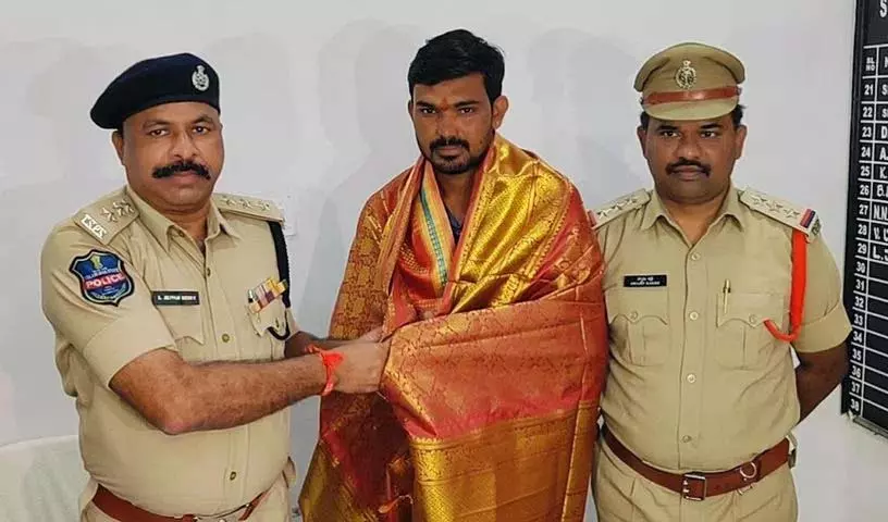 अदिलाबाद में बहादुर एकाउंटेंट विकास मोजे को पुलिस ने किया सम्मानित, 4.15 लाख रुपये की चोरी करने वाले तीन चोर गिरफ्तार अदिलाबाद में बहादुर एकाउंटेंट विकास मोजे को पुलिस ने किया सम्मानित, 4.15 लाख रुपये की चोरी करने वाले तीन चोर गिरफ्तार