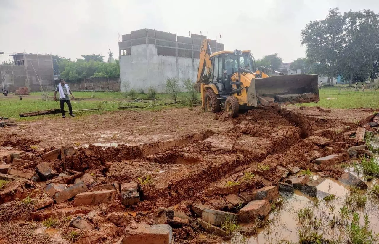 अवैध प्लॉटिंग के खिलाफ प्रशासन की बड़ी कार्रवाई, 11.77 एकड़ भूमि ध्वस्त अवैध प्लॉटिंग के खिलाफ प्रशासन की बड़ी कार्रवाई, 11.77 एकड़ भूमि ध्वस्त
