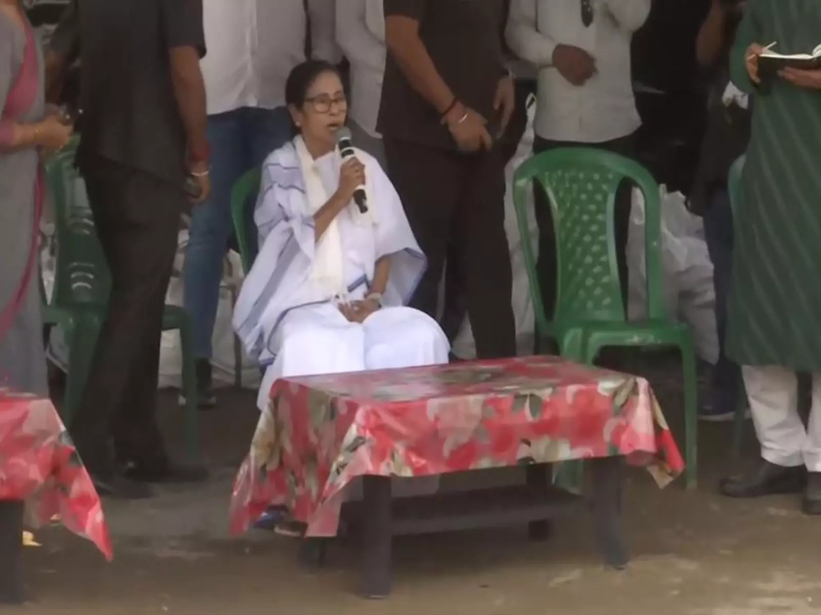 CM ममता बनर्जी ने नागराकाटा में बाढ़ राहत शिविरों का किया दौरा CM ममता बनर्जी ने नागराकाटा में बाढ़ राहत शिविरों का किया दौरा