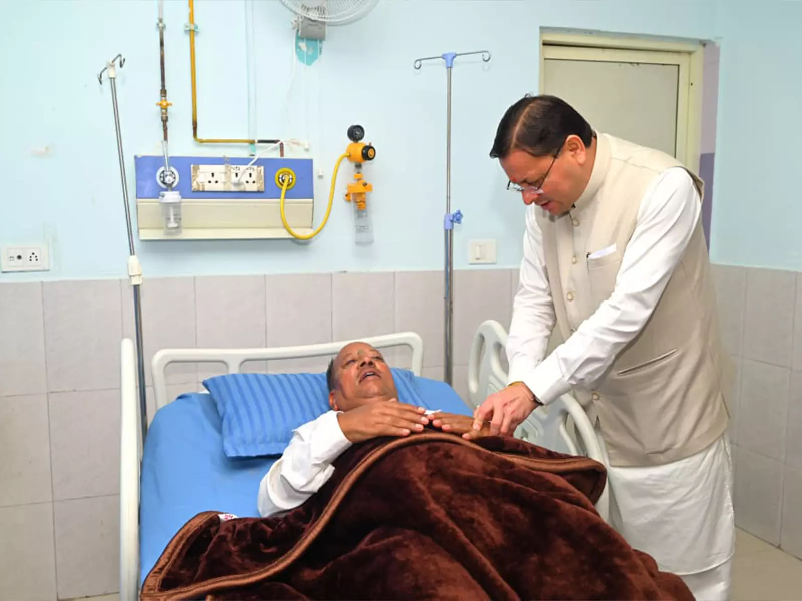 उत्तराखंड CM ने अस्पताल में MLA फकीर राम से की मुलाकात उत्तराखंड CM ने अस्पताल में MLA फकीर राम से की मुलाकात