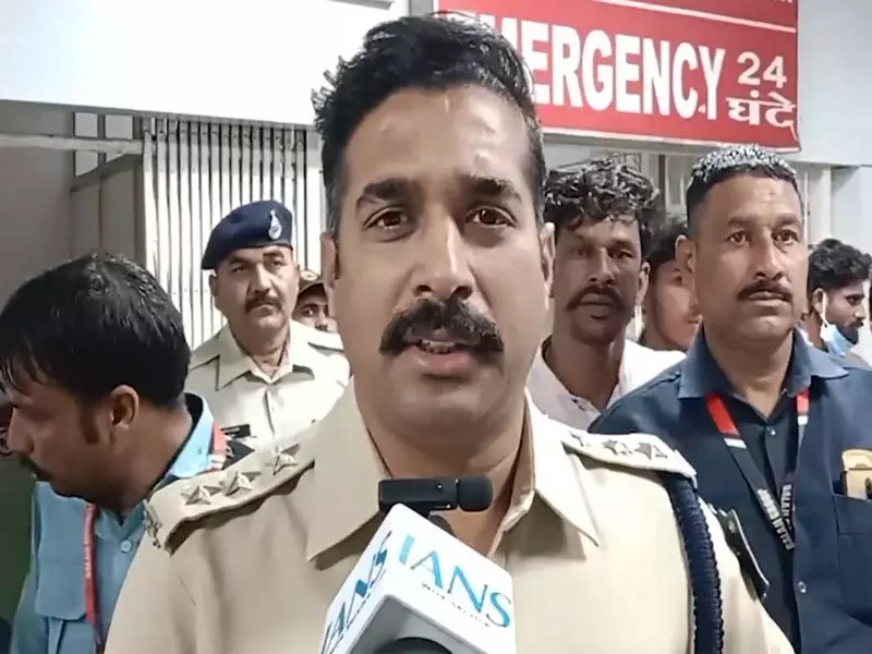 दर्दनाक हादसा: ट्रैक्टर-ट्रॉली पलटने से तीन की मौत, 25 से अधिक मजदूर घायल दर्दनाक हादसा: ट्रैक्टर-ट्रॉली पलटने से तीन की मौत, 25 से अधिक मजदूर घायल