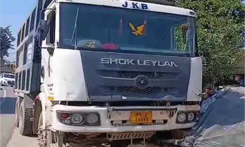 Punjab : बीच सड़क पर टिपर चालक की लापरवाही, लोगों में मची भगदड़ Punjab : बीच सड़क पर टिपर चालक की लापरवाही, लोगों में मची भगदड़