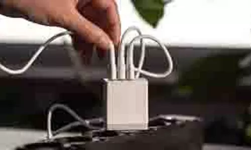 Electronic Device: चार्जर में फंसा छोड़ दिया डिवाइस,जानिए क्यों ये छोटी सी गलती बन सकती है बड़े खतरे की वजह Electronic Device: चार्जर में फंसा छोड़ दिया डिवाइस,जानिए क्यों ये छोटी सी गलती बन सकती है बड़े खतरे की वजह