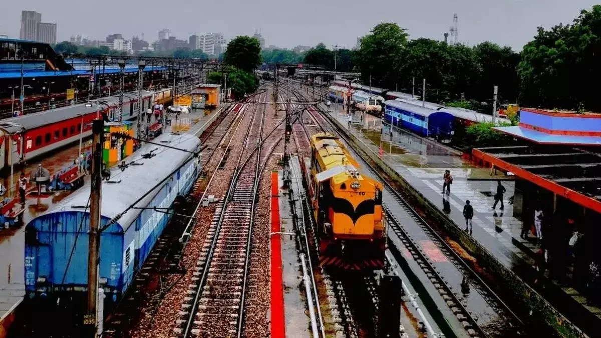 Lucknow: दीपावली से पहले रेलवे का झटका, स्पेशल ट्रेनें नहीं चलेंगी