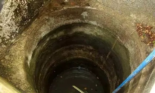 महिला कुएं में कूदी : उसे बचाने गए दमकलकर्मी समेत तीन लोगों की मौत महिला कुएं में कूदी : उसे बचाने गए दमकलकर्मी समेत तीन लोगों की मौत