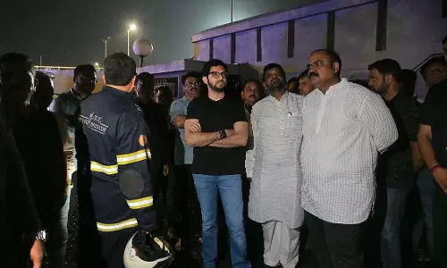 वर्ली में समुद्र के किनारे गुलरुख इमारत में आग लगी; सभी निवासियों को सुरक्षित निकाला गया